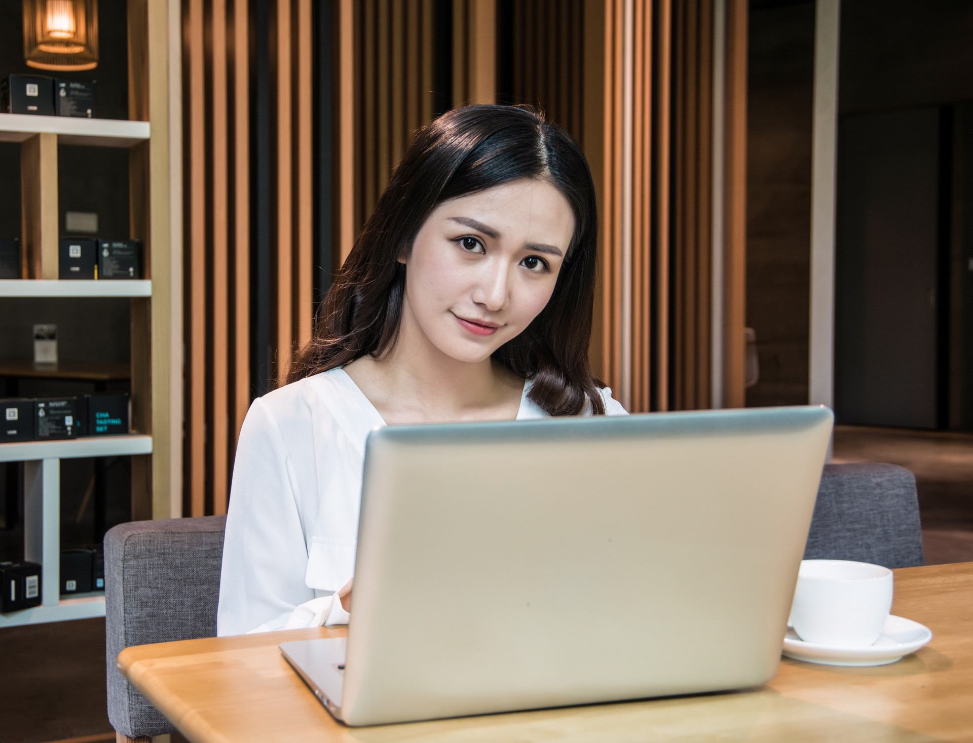 摄图网_500597506_banner_年轻女孩咖啡馆下午茶办公(企业商用).jpg