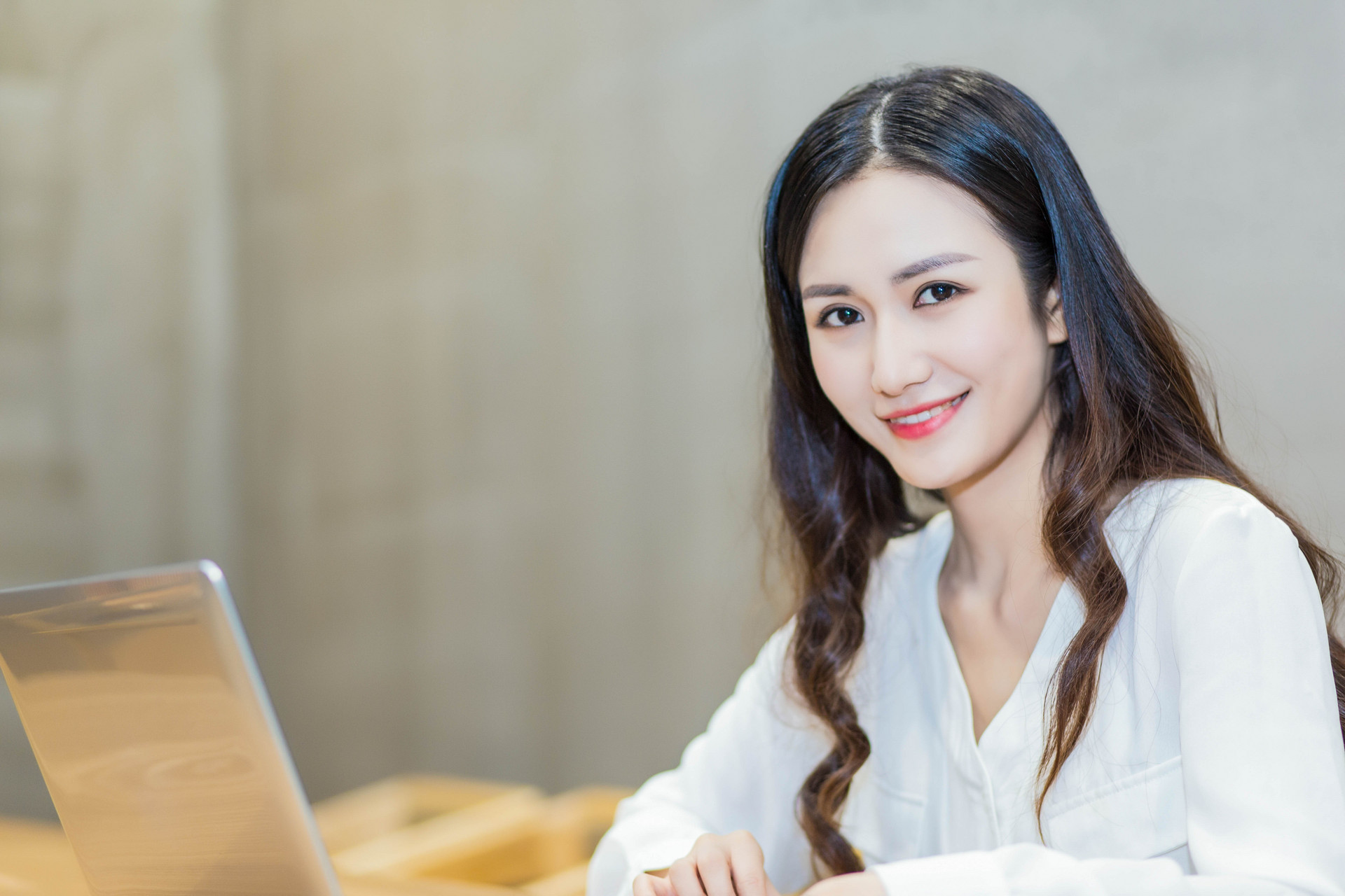 摄图网_500620649_banner_电子商务女生(企业商用).jpg