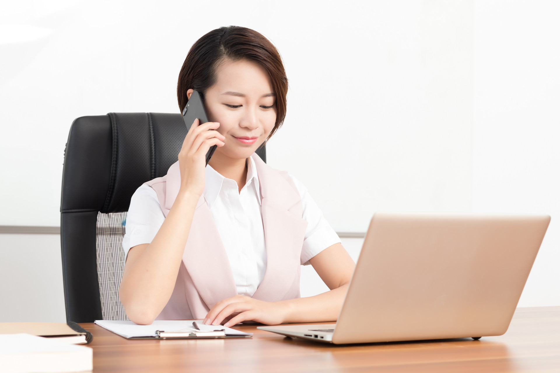 摄图网_500546168_banner_办公室打电话忙碌的员工(企业商用).jpg