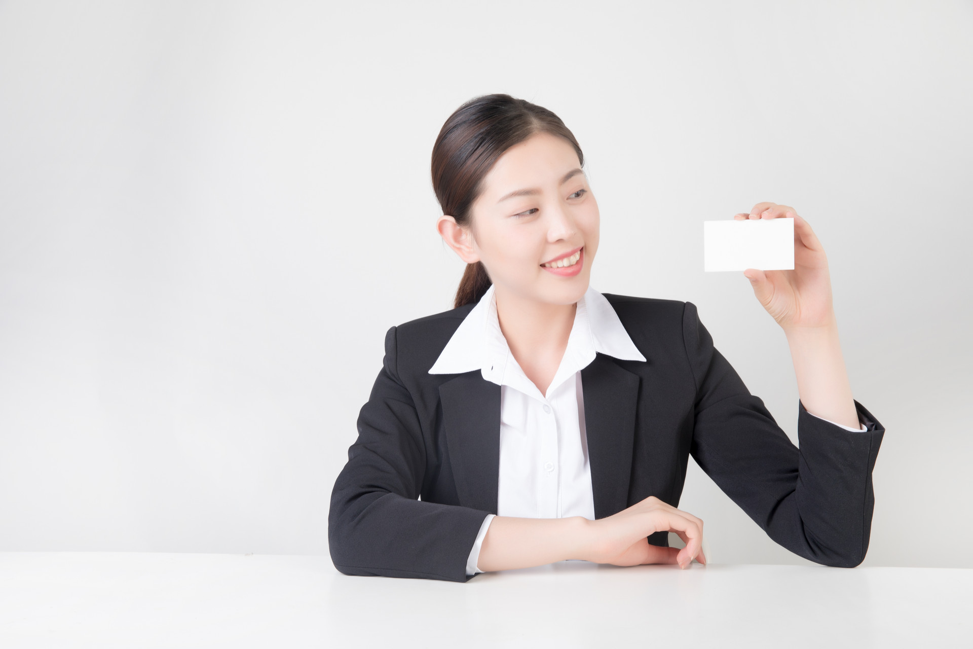 摄图网_500715437_banner_展示名片的商务女性(企业商用).jpg