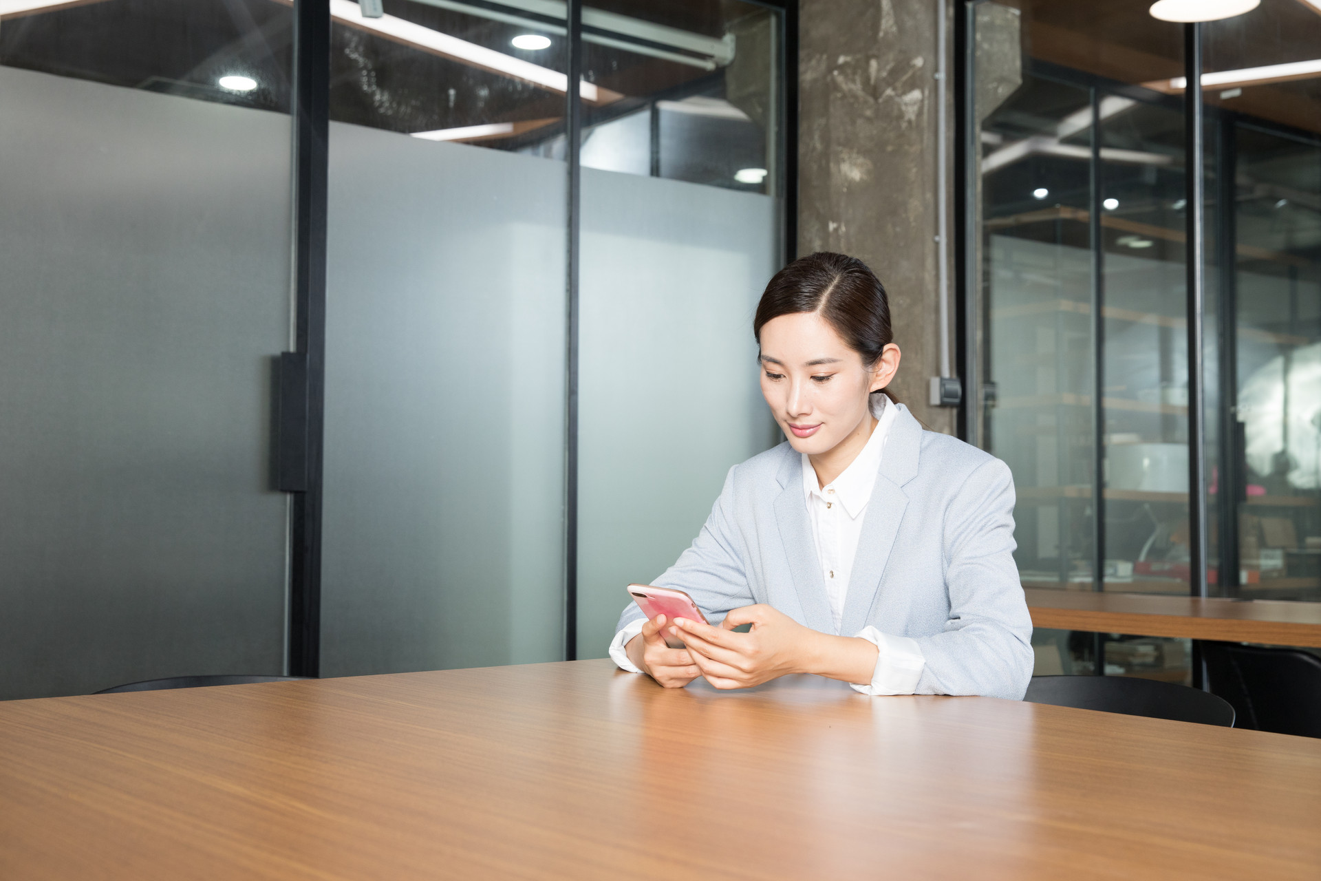 摄图网_500924129_banner_商务女性办公场所使用手机（企业商用）.jpg
