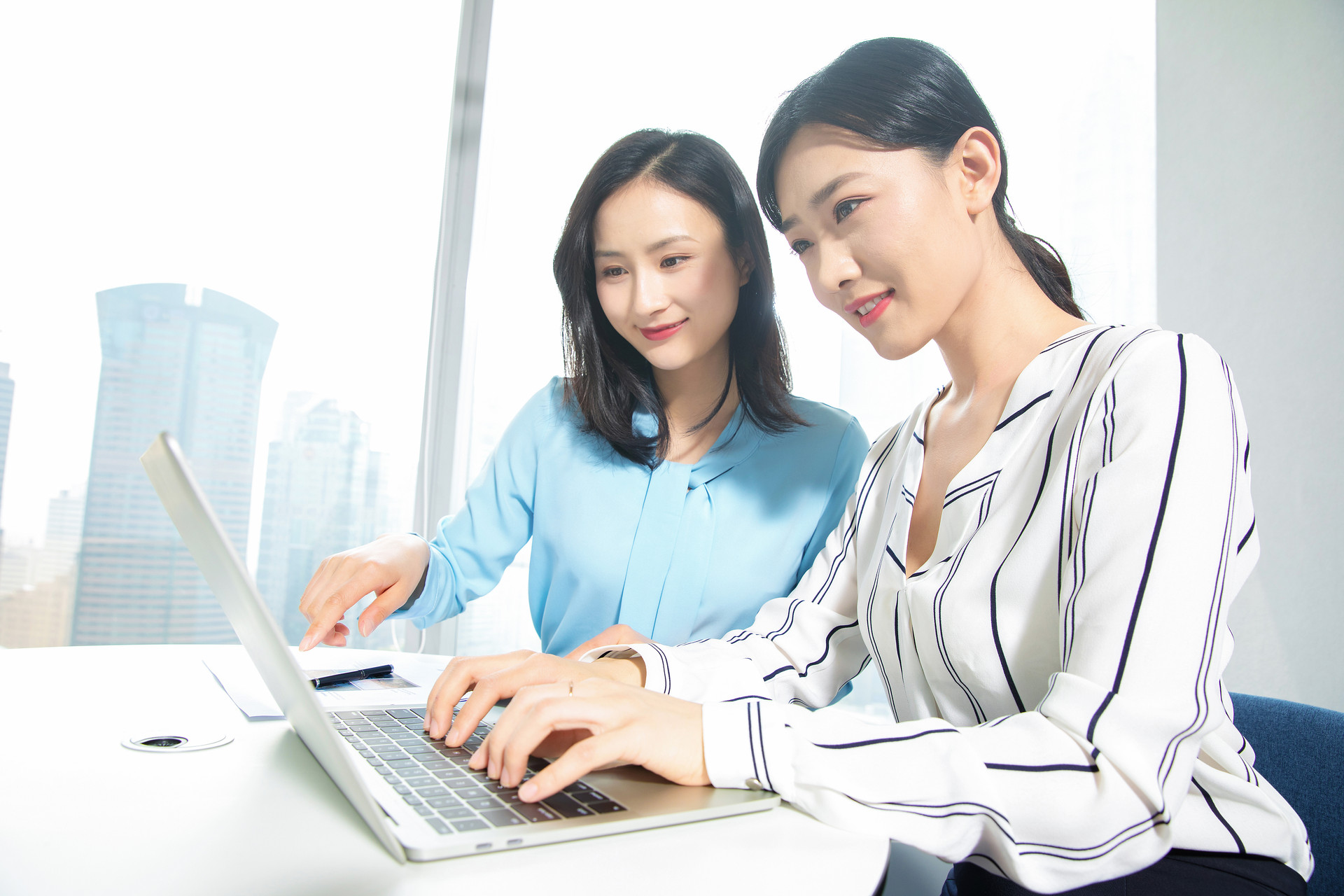 摄图网_501266694_banner_年轻商务女士(企业商用).jpg