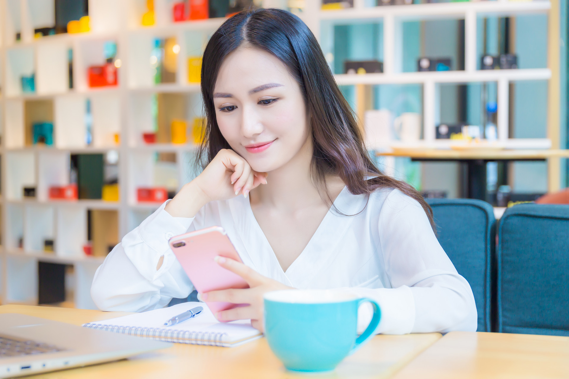 摄图网_500687803_banner_咖啡馆办公(企业商用).jpg